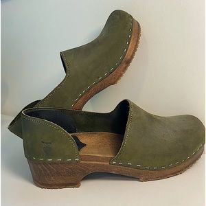 ✨SANDGRENS CLOSED HEEL CLOGS✨